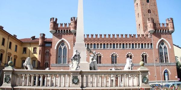 800px-Monumento_all'Unità_d'Italia_ad_Asti_1